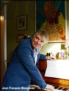 Didier Lockwood devant le portrait et le piano de Stéphane Grappelli
